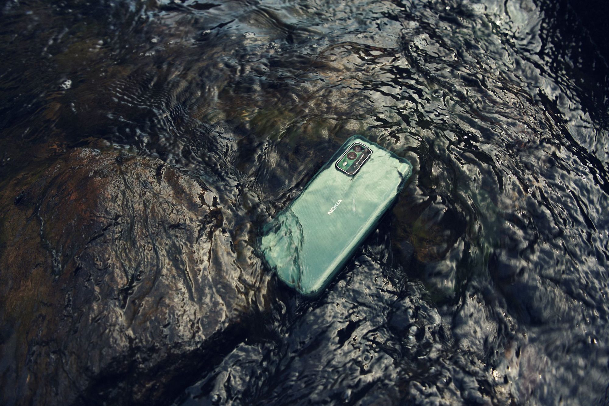 Nokia XR21 demostrando su resistencia al agua.