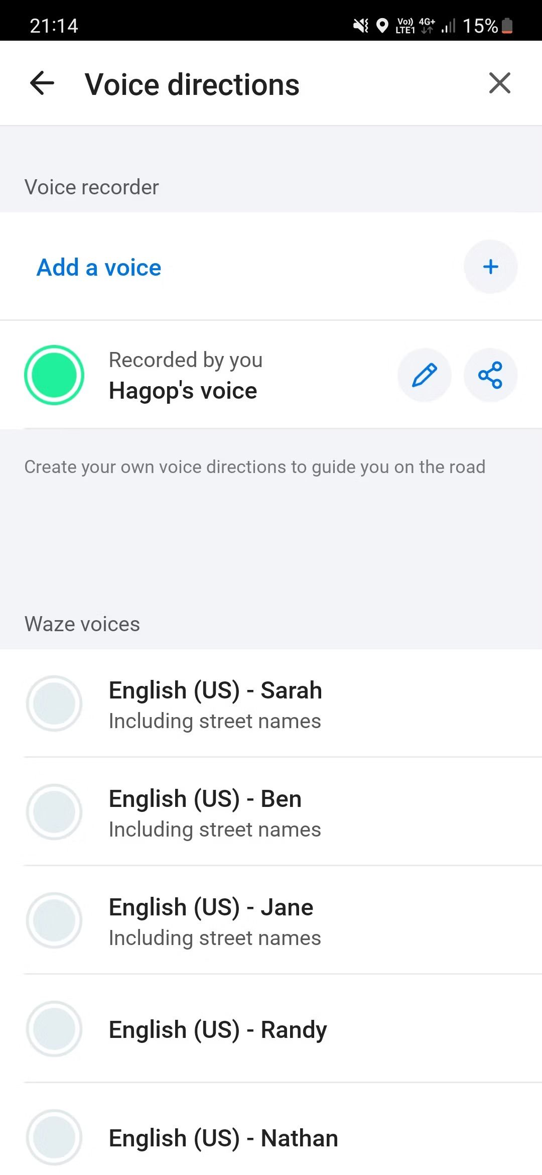 La pantalla de instrucciones de voz de Waze que muestra una lista de paquetes de voz disponibles