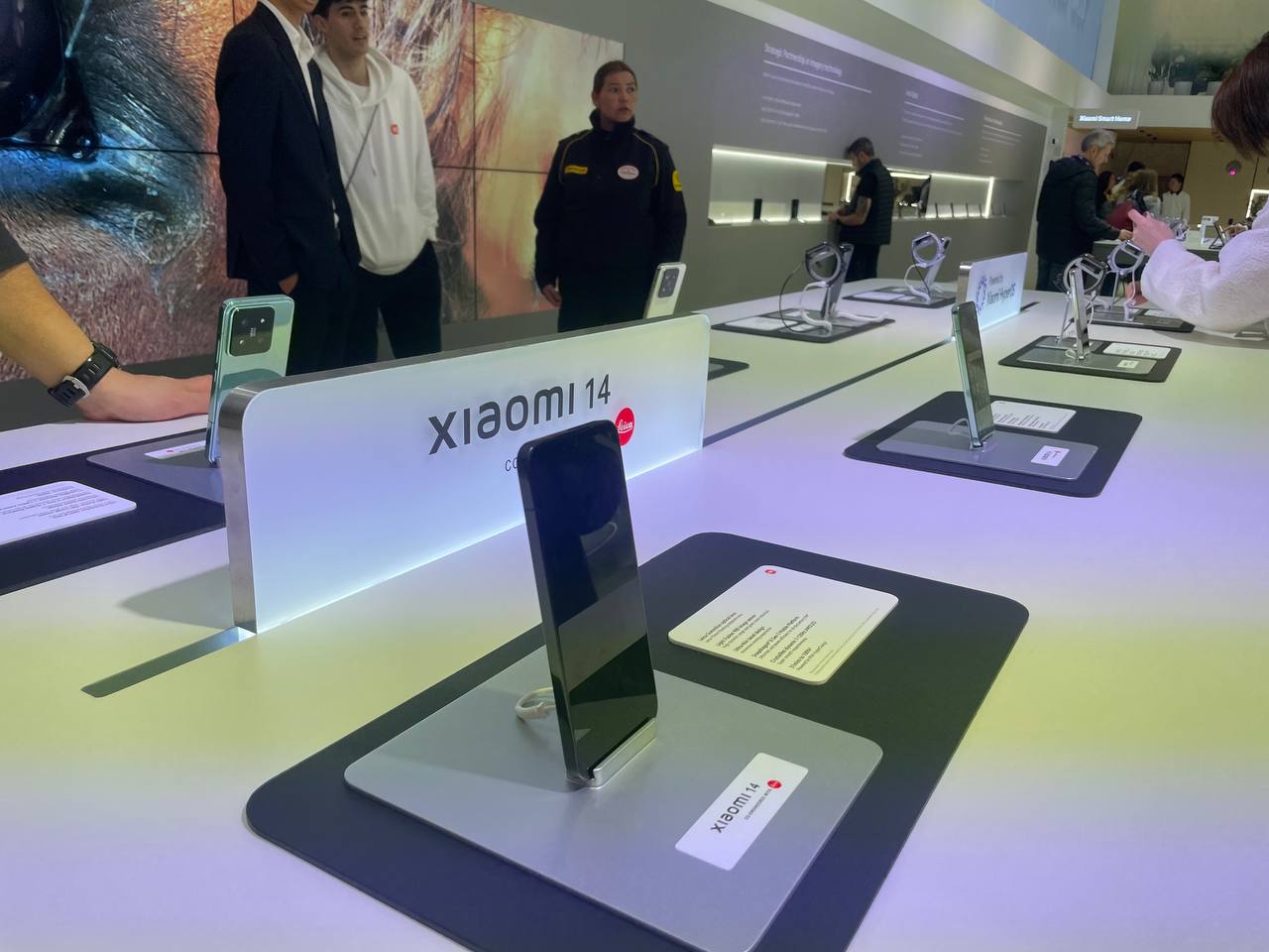 Fotografía del Xiaomi 14 tomada durante su exhibición en el MWC de Barcelona 2024.