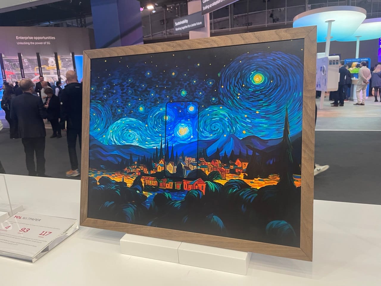 Comparación entre la tecnología NXTPAPER y una imagen real. Imagen tomada por el equipo de AndroidTR.es en el estand de TCL en el MWC de Barcelona 2025