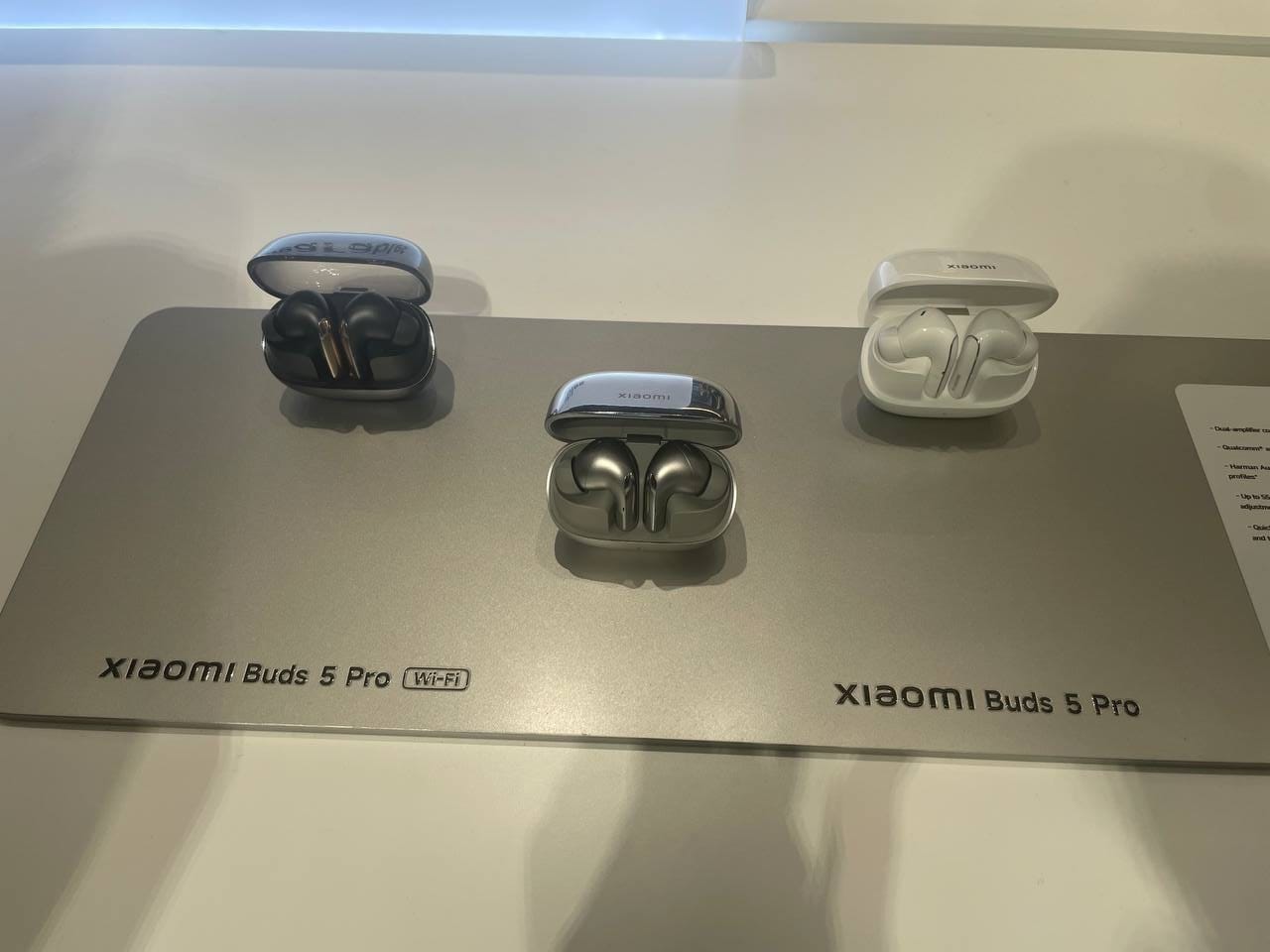 Expositor de los Xiaomi Buds 5. Imagen tomada por el equipo de AndroidTR.es en el estand de Xiaomi en el MWC de Barcelona 2025