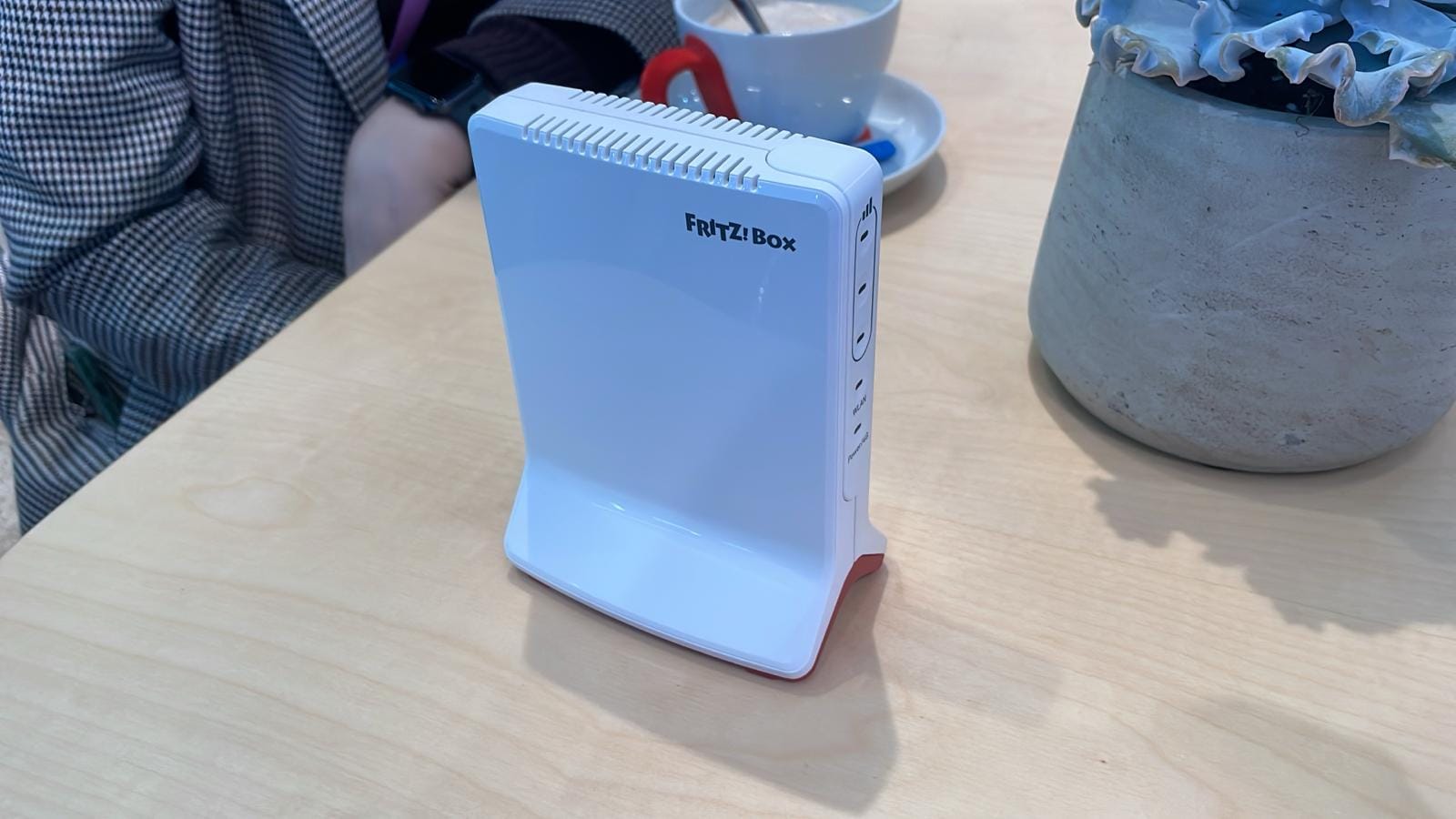 Fotografia del router FRITZ!Box 6825 4G tomada en el stand de FRITZ! durante el MWC 2026 de Barcelona