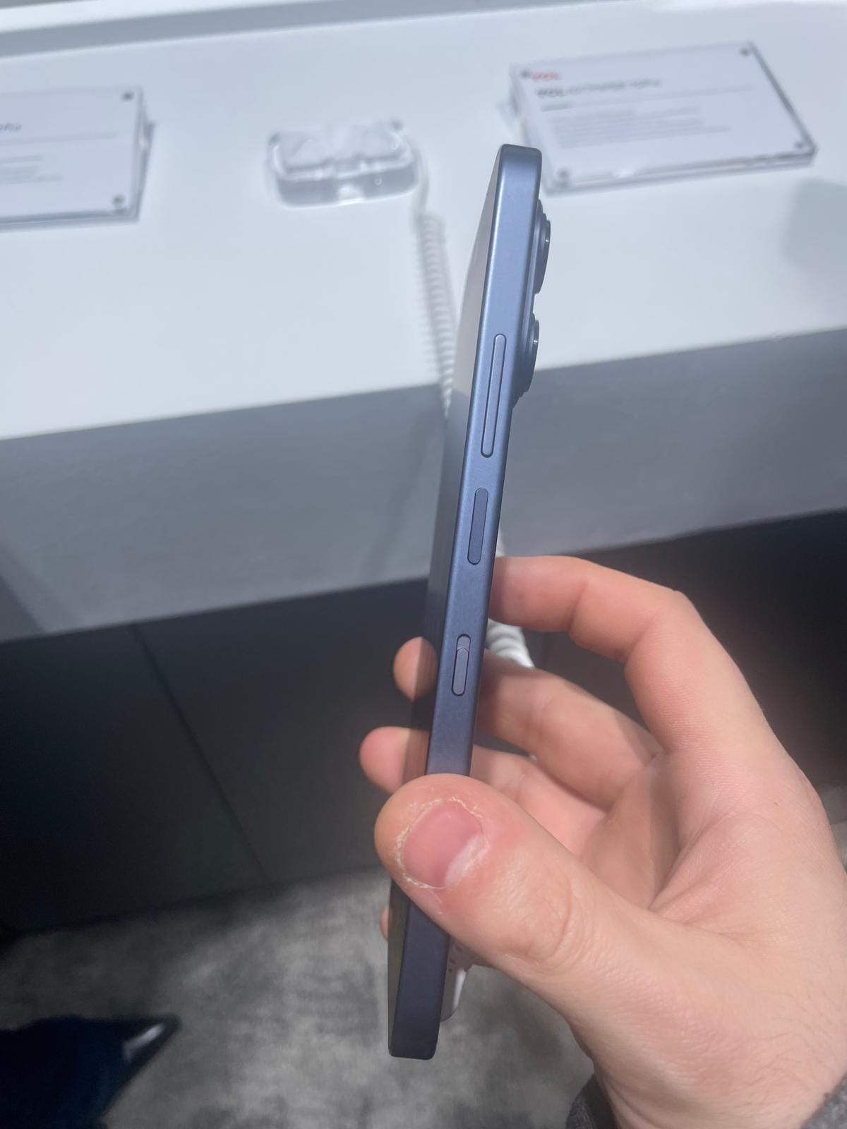 Fotografía lateral del nuevo NXTPAPER 70 Pro presentado durante el MWC 2026 de Barcelona