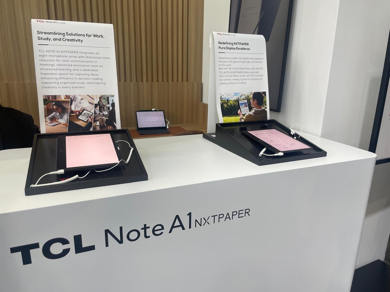 Fotografía del expositor de la TCL Note A1 NXTPAPER durante el MWC 2026 de Barcelona