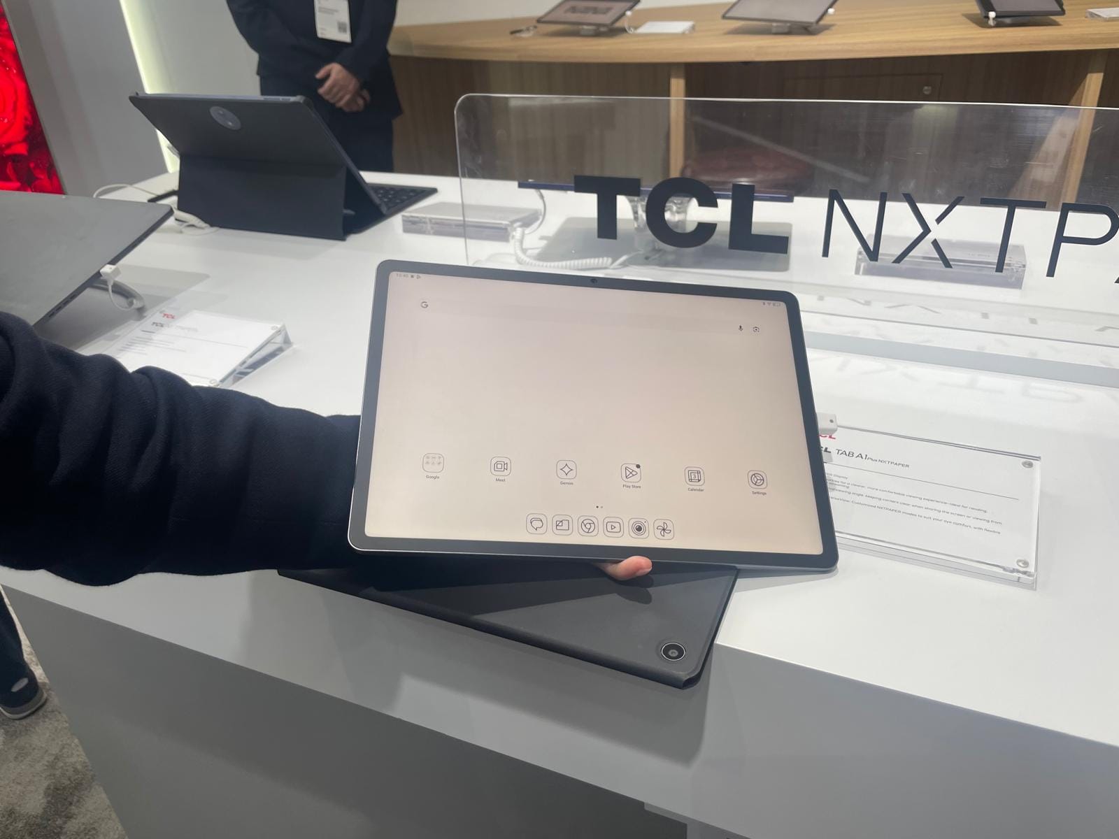 Fotografía de la TCL TAB A1 Plus NXTPAPER durante el MWC 2026 de Barcelona