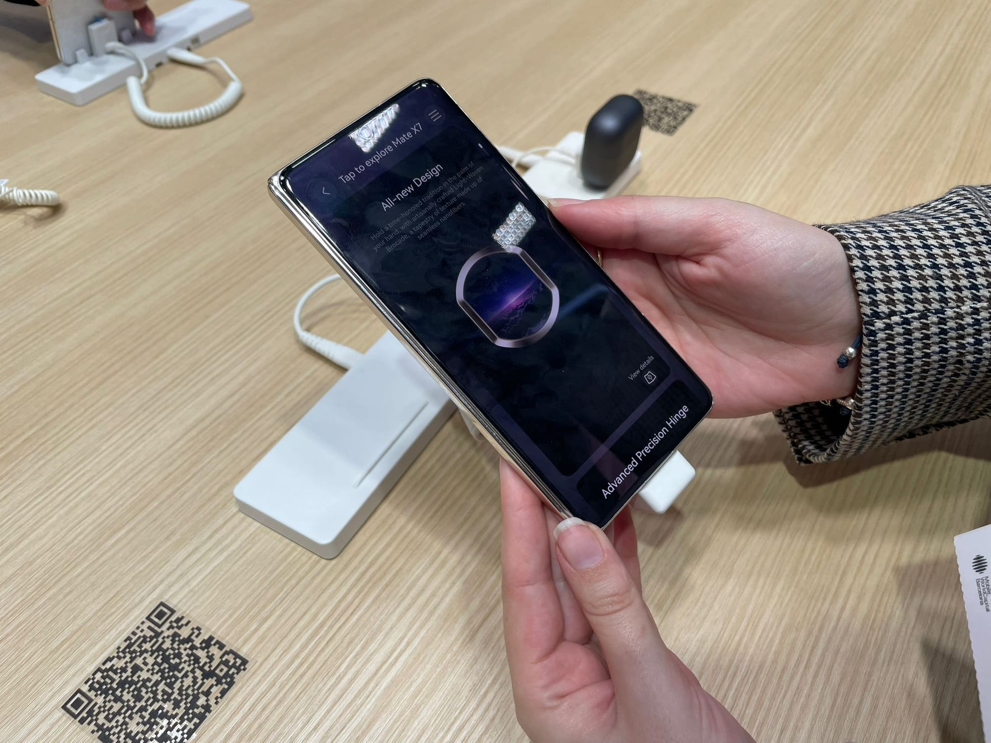 Fotografía del Huawei Mate X7 plegado en su presentación en el MWC 2026 de Barcelona