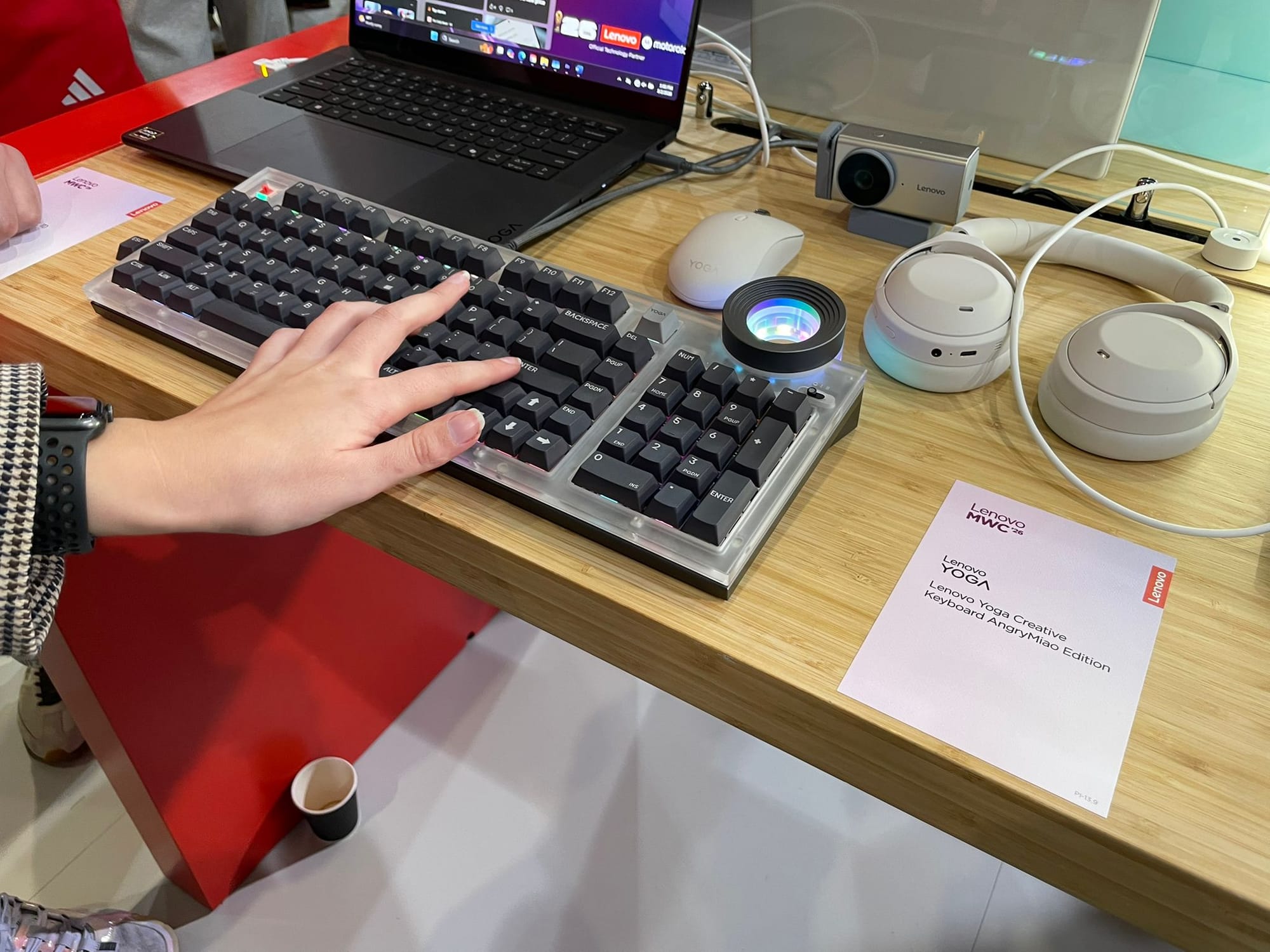 Fotografía tomada en el MWC de Barcelona 2026 del teclado Lenovo Yoga Creative Keyboard AngryMiao Edition