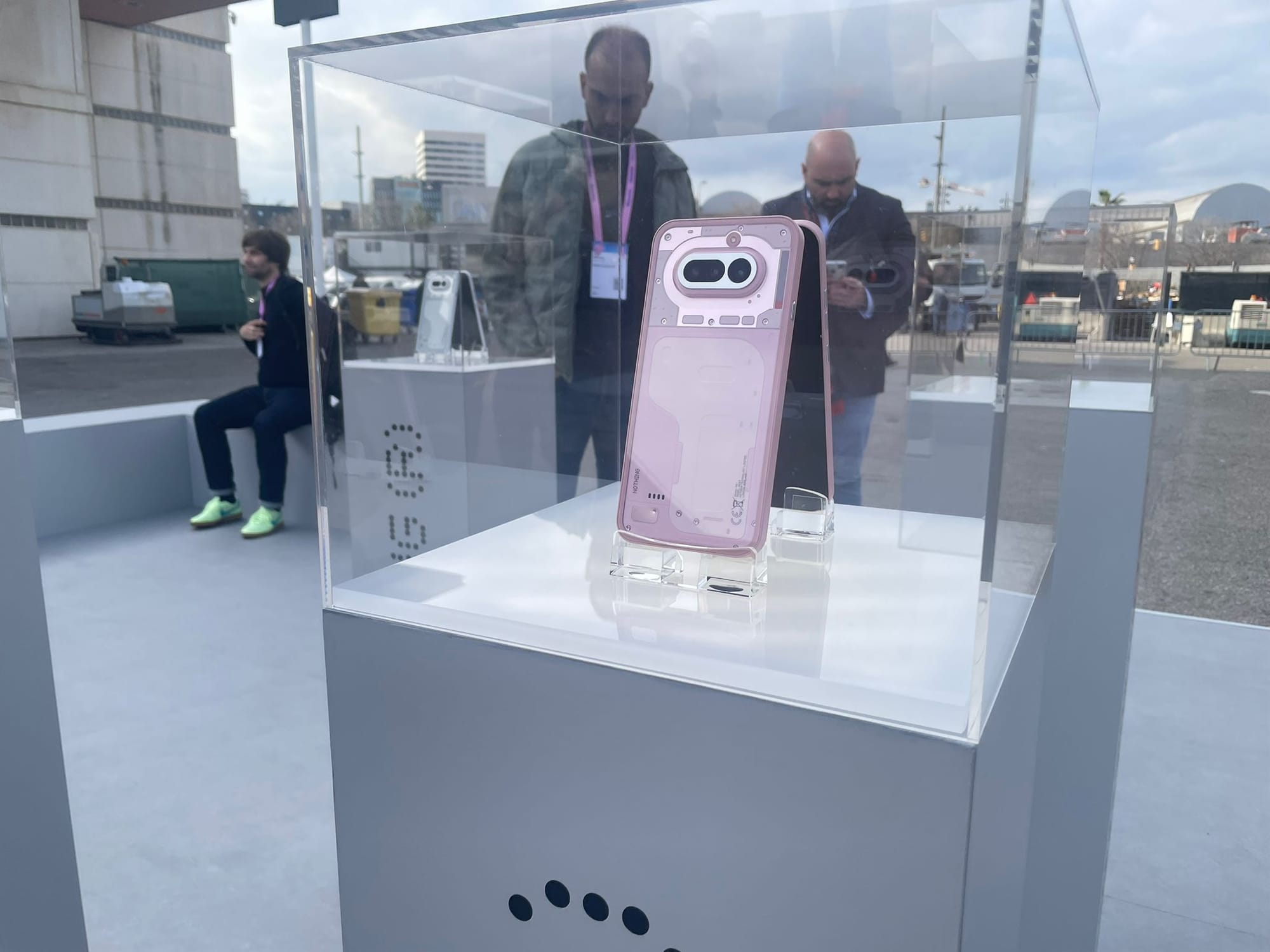 Fotografía del Nothing Phone (4a) en su exhibición durante el MWC 2026 de Barcelona