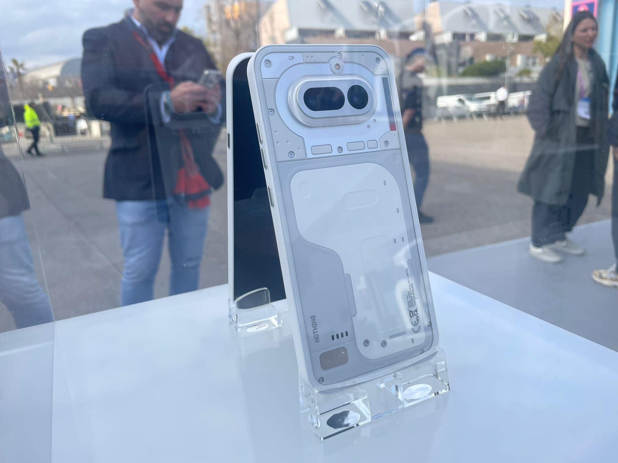 Fotografía del Nothing Phone (4a) en su exhibición durante el MWC 2026 de Barcelona