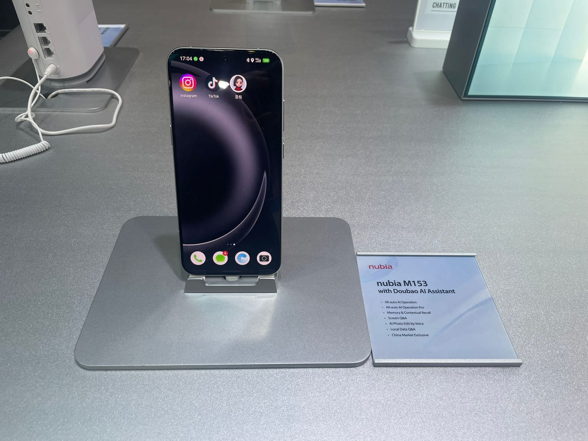 Fotografía del nubia M153 en el stand de ZTE en el MWC 2026