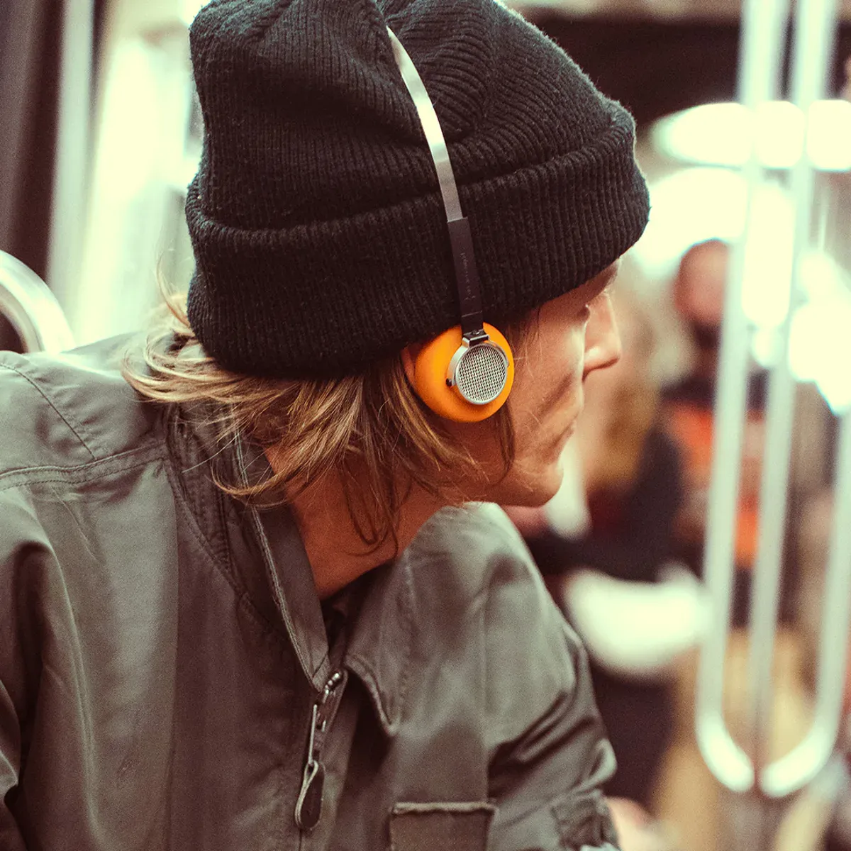 Imagen promocional de los nuevos auriculares Freddie de la marca We are rewind con diseño retro