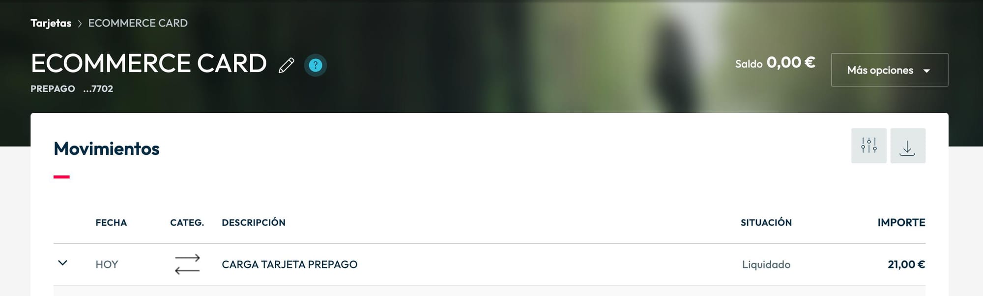 Captura de pantalla de los movimientos de una tarjeta prepago de Openbank donde, tras la recarga, el saldo permanece a 0€