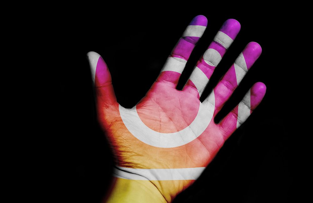 El logo de instagram pintado en una mano