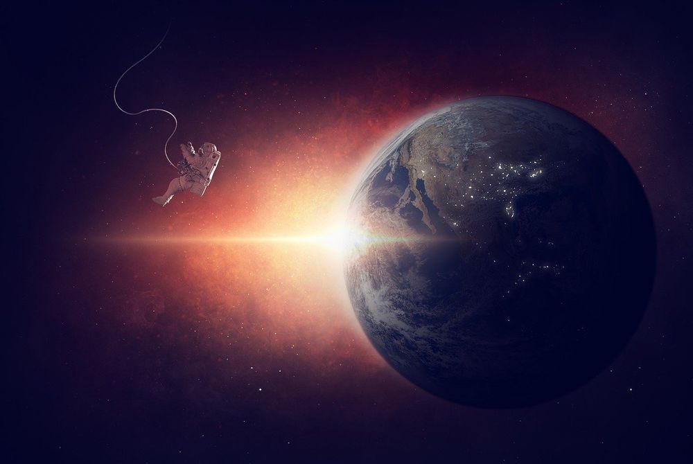 Un astronauta flotando en el espacio