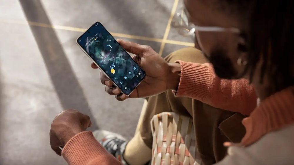 Dispositivo móvil en manos de una personas con la pantalla desbloqueada.