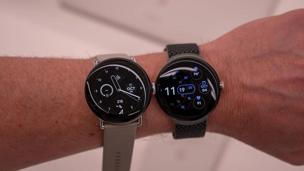 2 Pixel watch con diferentes correas puestos en la muñeca de una personas