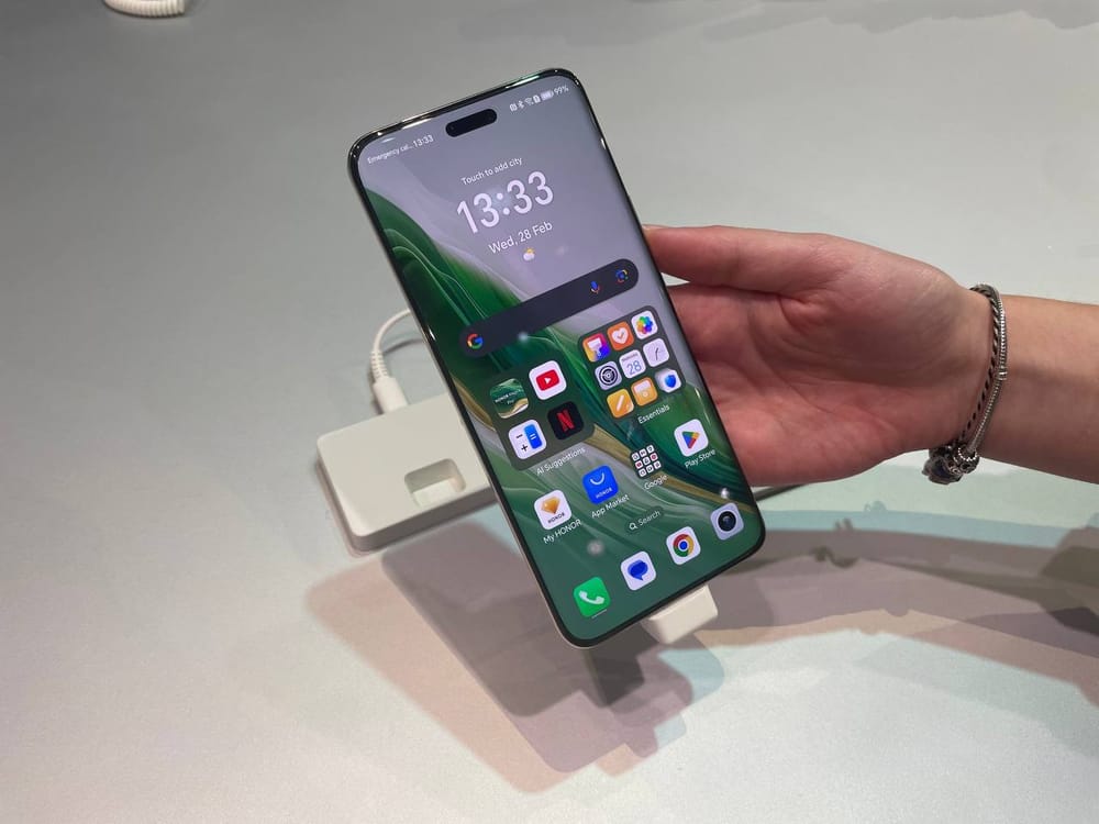 Fotografía del Honor Magic6 Pro tomada durante su exhibición en el MWC de Barcelona 2024.
