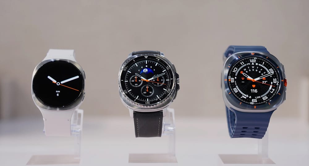 (De izquierda a derecha) Galaxy Watch8, Galaxy Watch8 Classic y Galaxy Watch Ultra en azul titanio