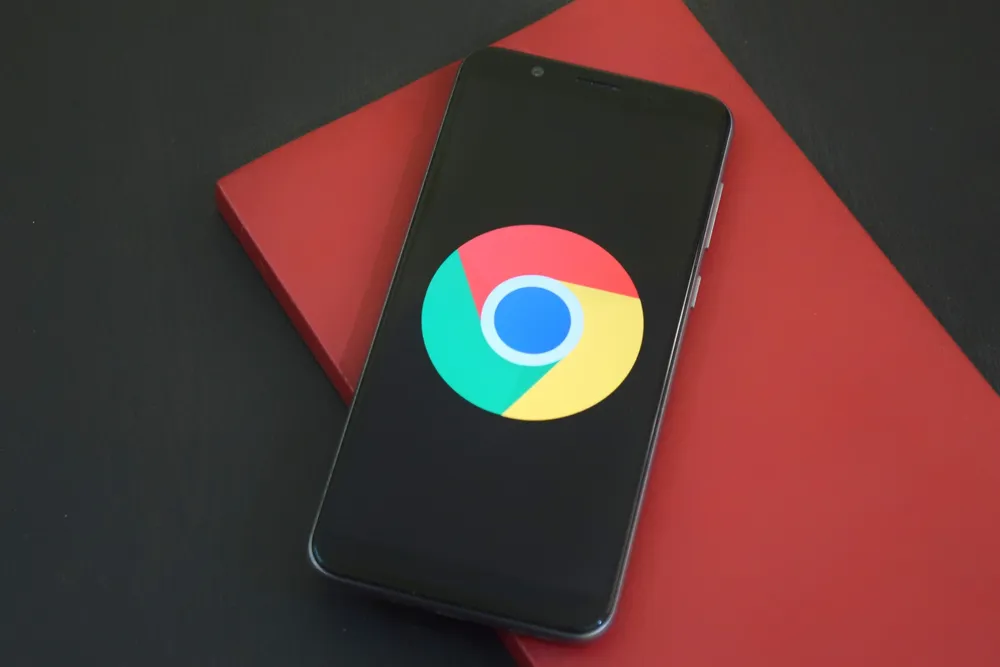 Teléfono móvil con el logo de Google Chrome en la pantalla