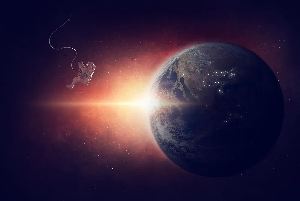 Un astronauta flotando en el espacio