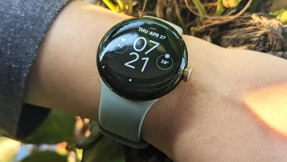 Pixel Watch en color negro con la correa verde clarito