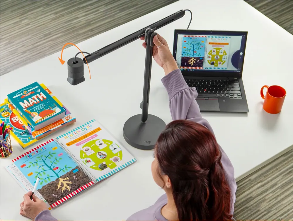 Una chica utilizando la Logitech Reach Camera para crear contenido