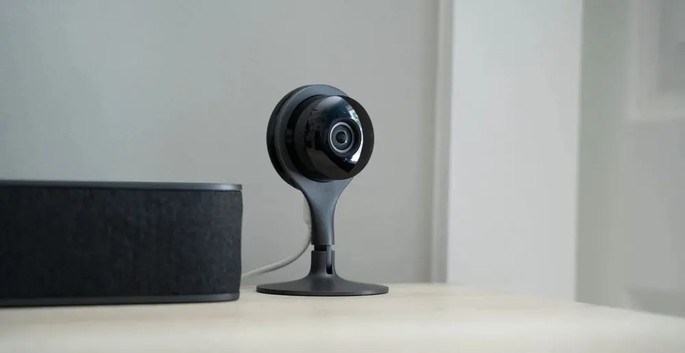 Nest Cam en color negro sobre una mesa