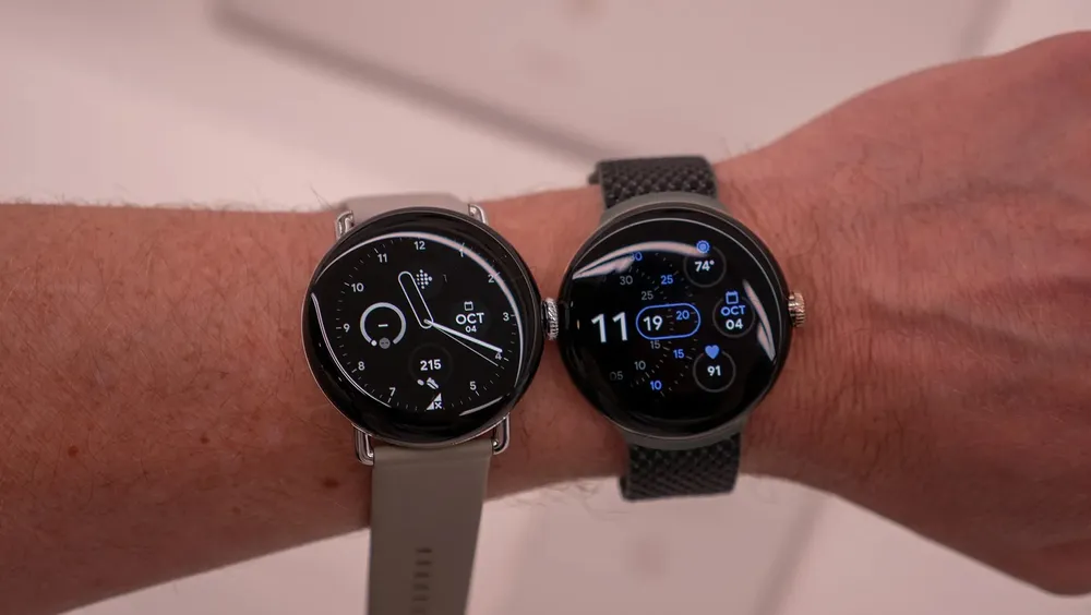 2 Pixel watch con diferentes correas puestos en la muñeca de una personas