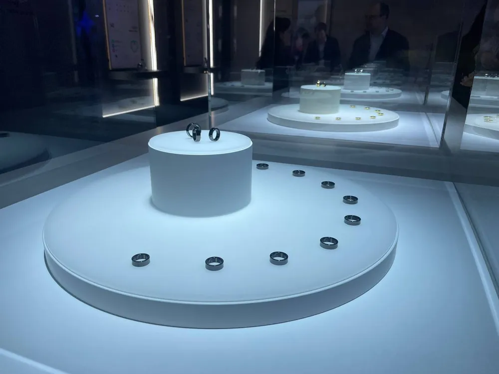 Fotografía de los Samsung Galaxy Ring mostrados durante su exhibición en el MWC de Barcelona 2024.