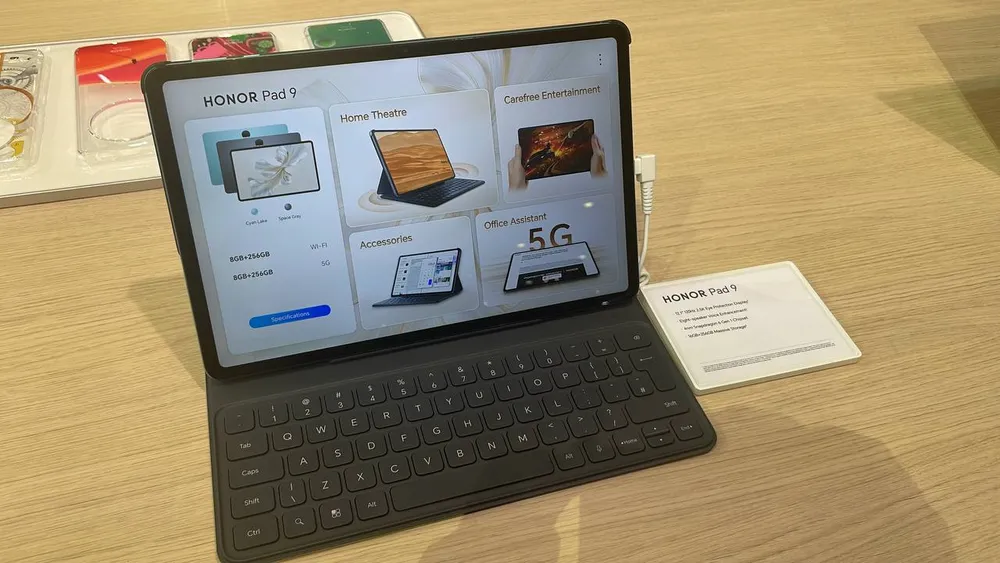 Fotografía de la tablet Honor Pad 9 exhibida durante el MWC de Barcelona 2024