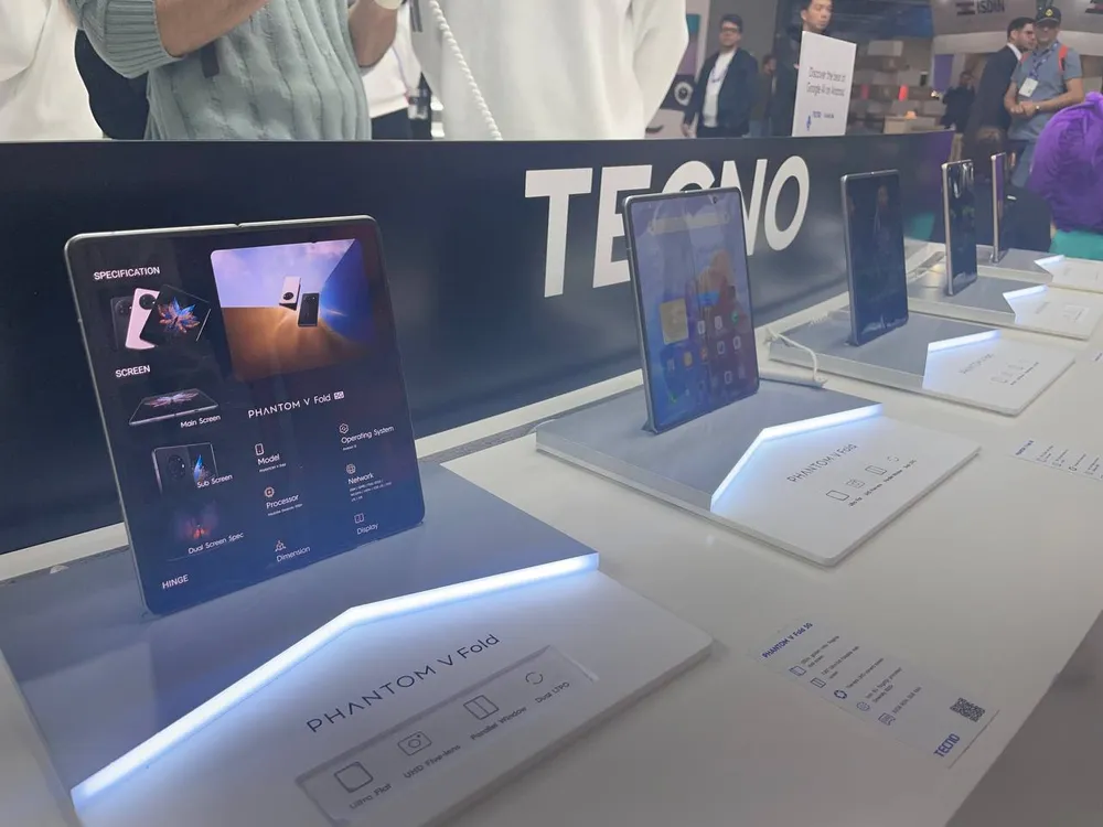 Fotografía del Tecno Phantom V Fold 5G exhibido durante el MWC de Barcelona 2024.