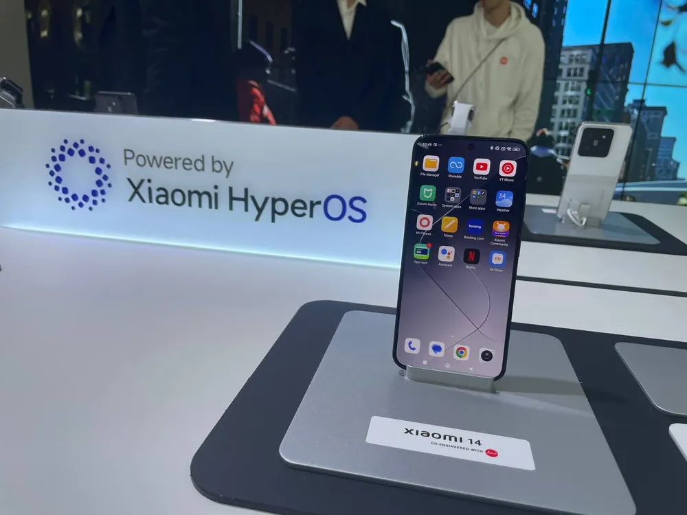 Fotografía del Xiaomi 14 tomada durante su exhibición en el MWC de Barcelona 2024.