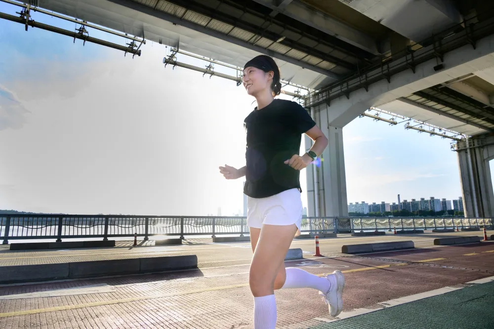 Corredora entrena con el Galaxy Watch8