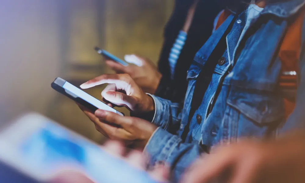 Gente utilizando móviles