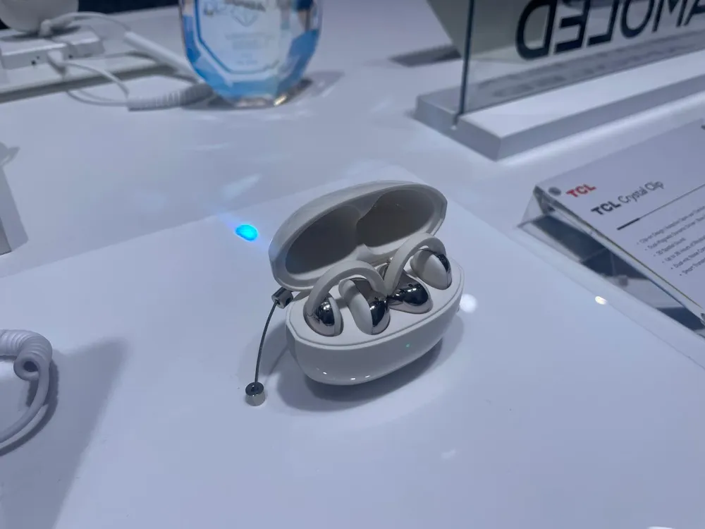 Fotografía de los nuevos auriculares TCL CrystalClip de tipo clip durante su presentación en el MWC 2026 de Barcelona