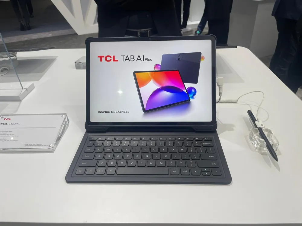 Fotografía de la TCL TAB A1 Plus y el T-Pen Pro durante el MWC 2026 de Barcelona