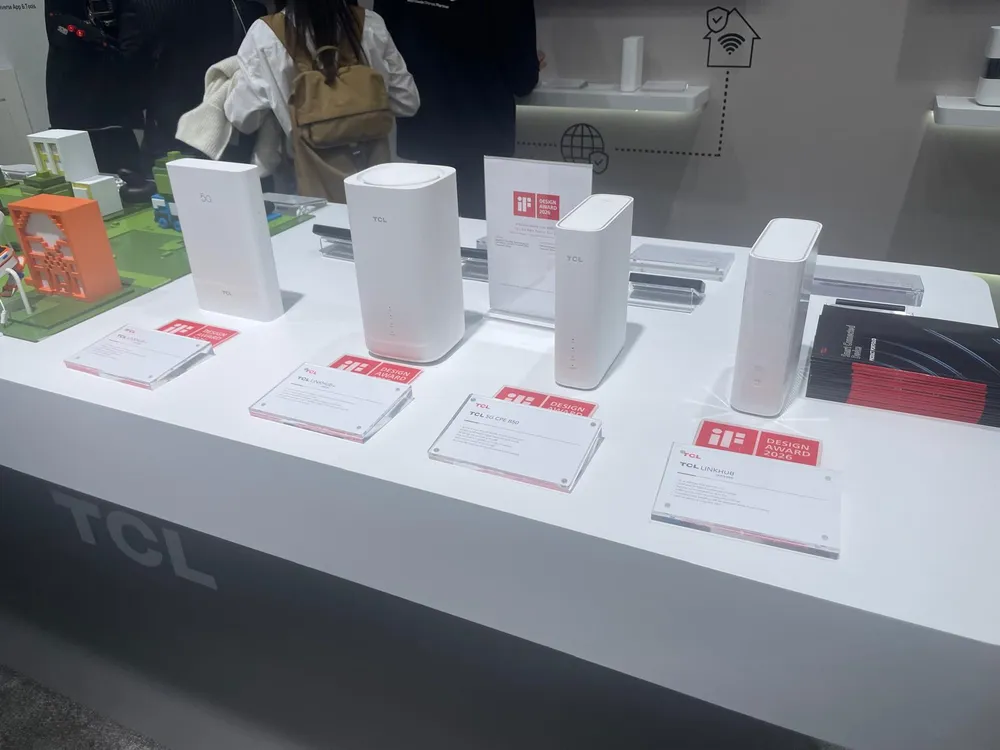 Fotografía del expositor de TCL con la presentación de todos sus routers en el MWC 2026 de Barcelona