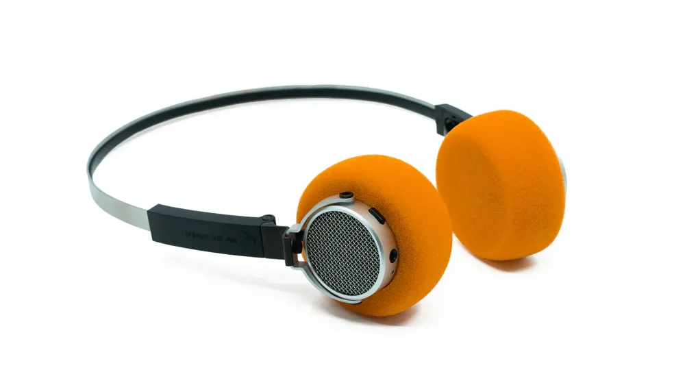Imagen promocional de los nuevos auriculares Freddie de la marca We are rewind con diseño retro