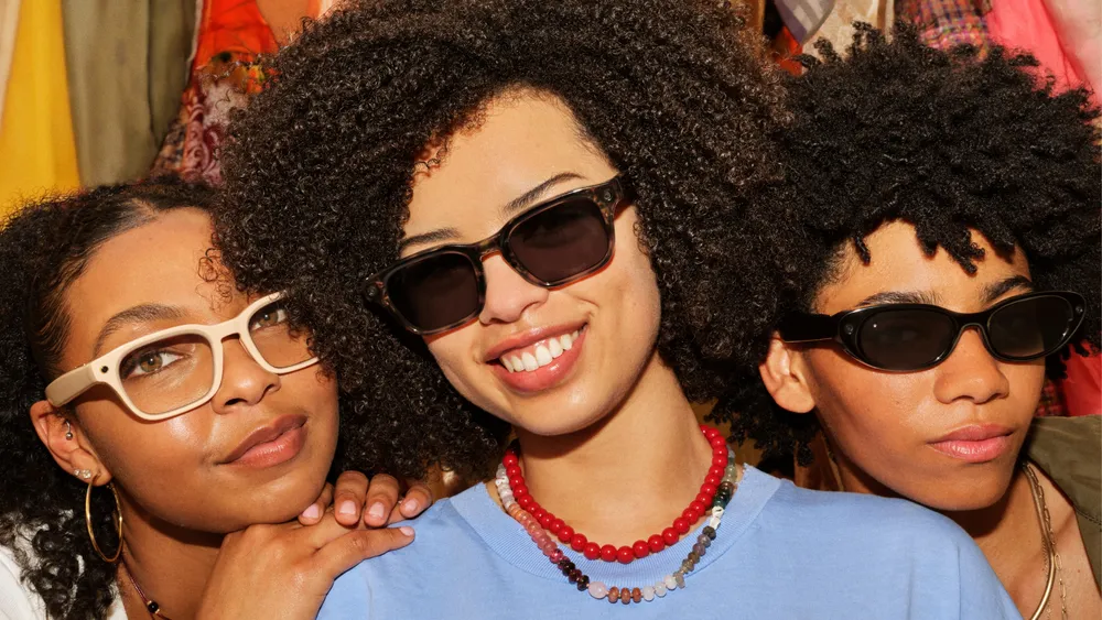 Tres chicas con gafas de META