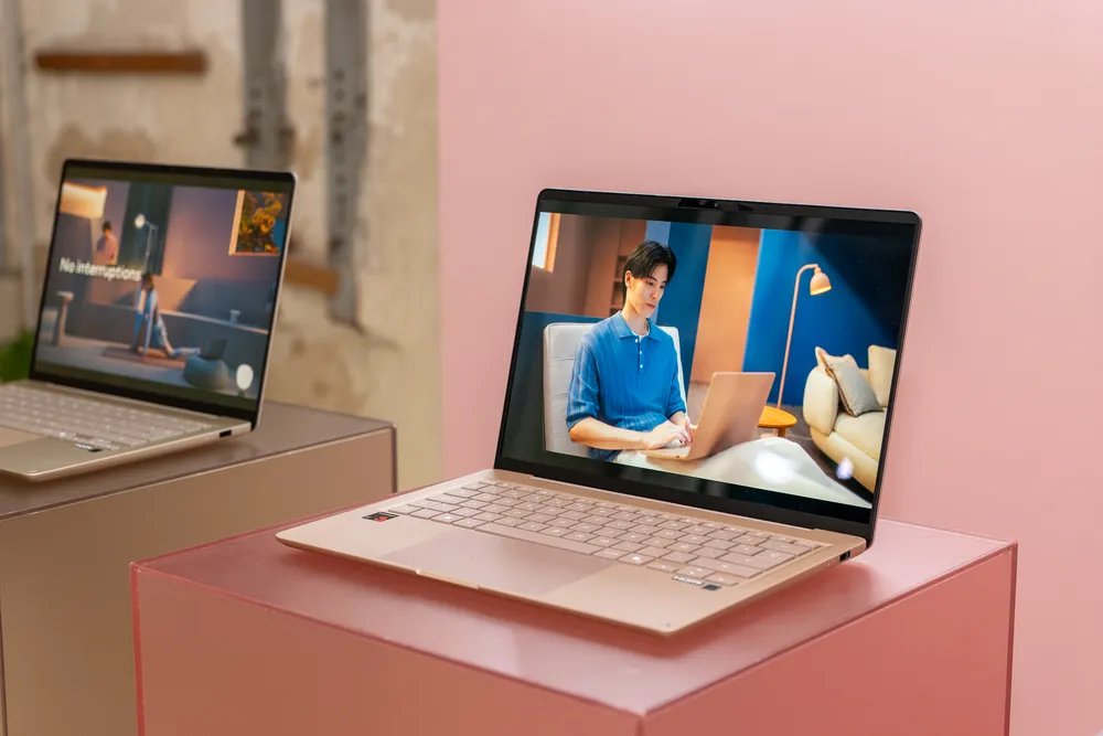 Imagen promocional de la presentación en Madrid del nuevo Asus Zenbook 14 con IA y diseño ultraligero