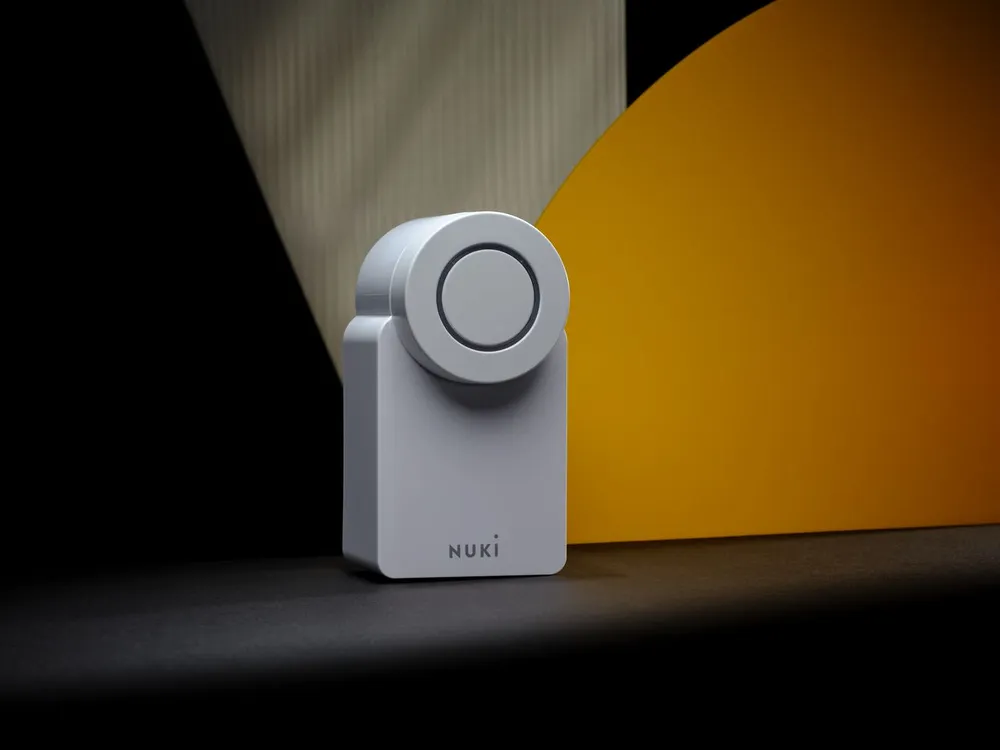 Cerradura inteligente de la marca Nuki en color blanco
