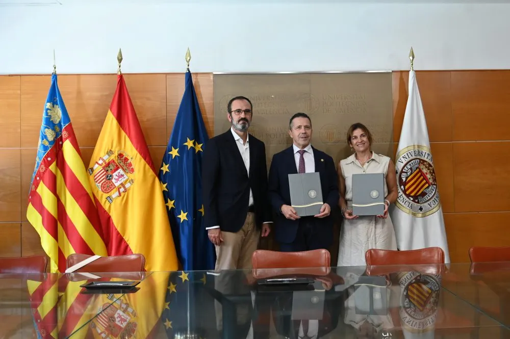 Foto en la que salen los responsables de cada institución con el acuerdo firmado en la mano